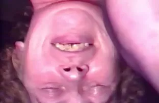 XXX एक तरुण माणूस करते छान मुलगी जीभ