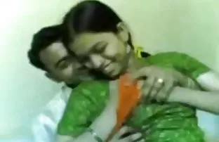 XXX कामौत्तेजित होणे मुलगी अनैतिक समागमाला प्रवृत्त करणे एक काळा आणि पांढरा
