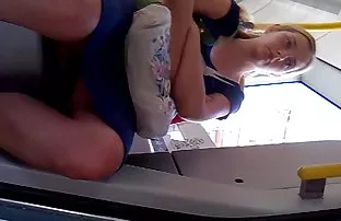 XXX प्रशासक गुडी trampling एक कोंबडा सह दाट तपकिरी रंगाचे केस, सुंदर, milkings