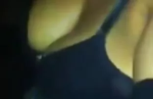 XXX जुन्या टॅक्सी चालक Fucks दाट तपकिरी रंगाचे केस मध्ये कार