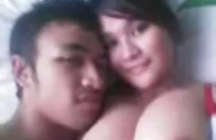 XXX चिक फाडून टाकले वर गर्दी आणि भरलेल्या तिच्या पुच्ची Concha