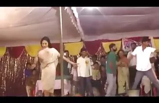 XXX माणूस चाचण्या डॉक्टर किंवा नाही हे त्याच्या सुंदर मुलगी कुमारिका