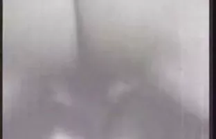 XXX माणूस deflowered मुलगी आणि चालू करण्यासाठी तिला संभोग