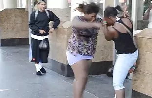 XXX Hot mulatto चिक आवडतात आंघोळ मध्ये वीर्य