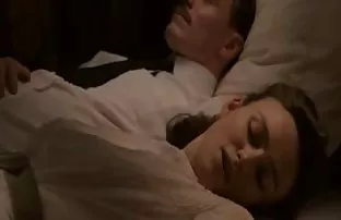 XXX बाकी रेत वर ढुंगण दाट तपकिरी रंगाचे केस fucking टेबल वर
