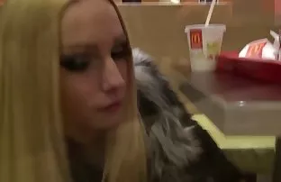 XXX माणूस fucked बेड वर लाल केस असलेल्या व्यक्ति cutie