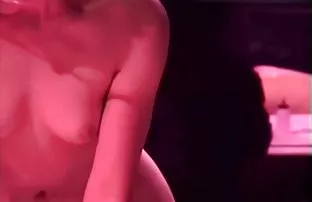 XXX माणूस आढळले होते दोन अस्वस्थ दासी मोठ्या अपार्टमेंट