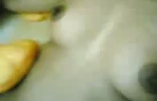 XXX प्रौढ filly विशाल milkings गेला एक तरुण माणूस बेड मध्ये to have sex with him
