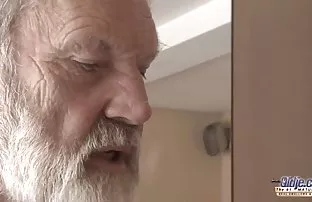 XXX आजी आजोबा मारणे नात आनंदी करून वळते