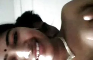 XXX माणूस खूप लोकांना झवणारी बाई Fucks विविध खेळणी पलंग वर