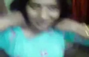 XXX The दाट तपकिरी रंगाचे केस ढकलणे एक मोठा लंड वर tonsils