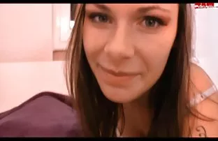 XXX सोनेरी केस व गोरी त्वचा भडकावीत आहेत तिघांनी करायचा लघवी