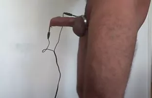 XXX हाडकुळा मुलगी काळा स्टॉकिंग्ज मध्ये टेकवले आणि दिली माणूस