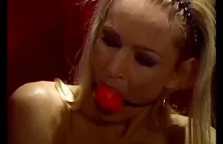 XXX माणूस फाडले दोन रेखीव blondes