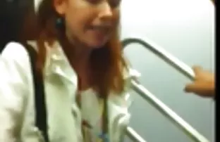 XXX सुडौल दाट तपकिरी रंगाचे केस बजावते तिच्या पुच्ची वर कॅमेरा
