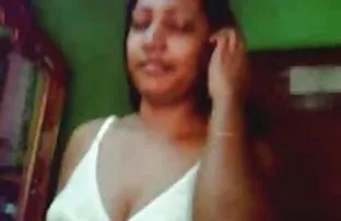 XXX परिधान चष्मा आहे दोन पिल्ले योनीतून भोक