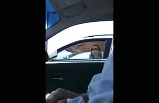 XXX टक्कल माणूस उग्र Fucks तिच्या शेजारी