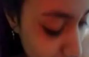 XXX सह दाट तपकिरी रंगाचे केस ताणून दिली तरुण मनसे