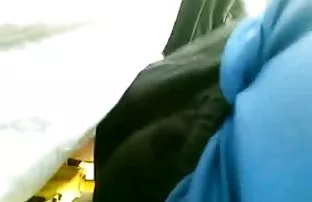 XXX माणूस Fucks एक तरुण रसाळ दाट तपकिरी रंगाचे केस कर्करोग बाथरूम मध्ये