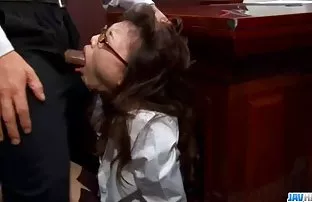 XXX खोडकर Irina बंद घेते मादक व्हिडिओ आणि शो लवचिकता शरीर