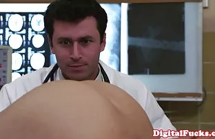 XXX निरोगी कोंबडा fucked गुदद्वारासंबंधीचा मध्ये दाढी केलेला योनी